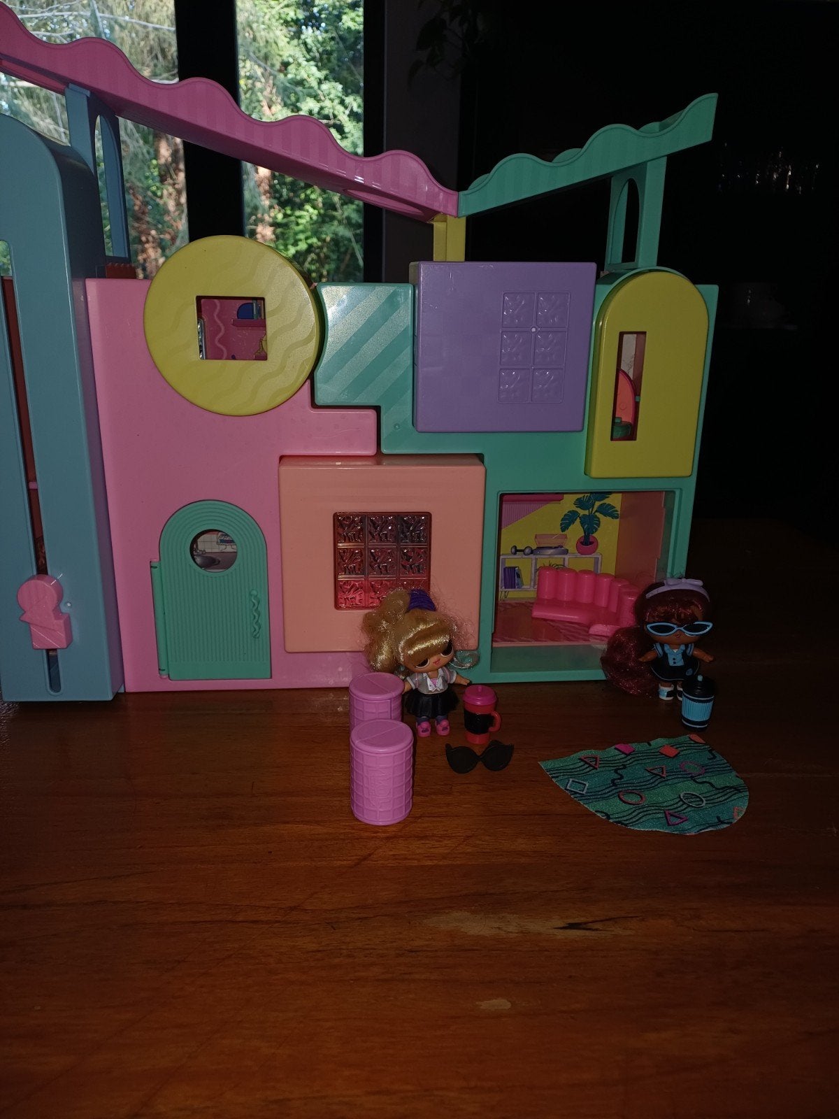 Poppenhuis met poppen en accessoires (mist onderdelen), Ophalen, Gebruikt, Poppenhuis