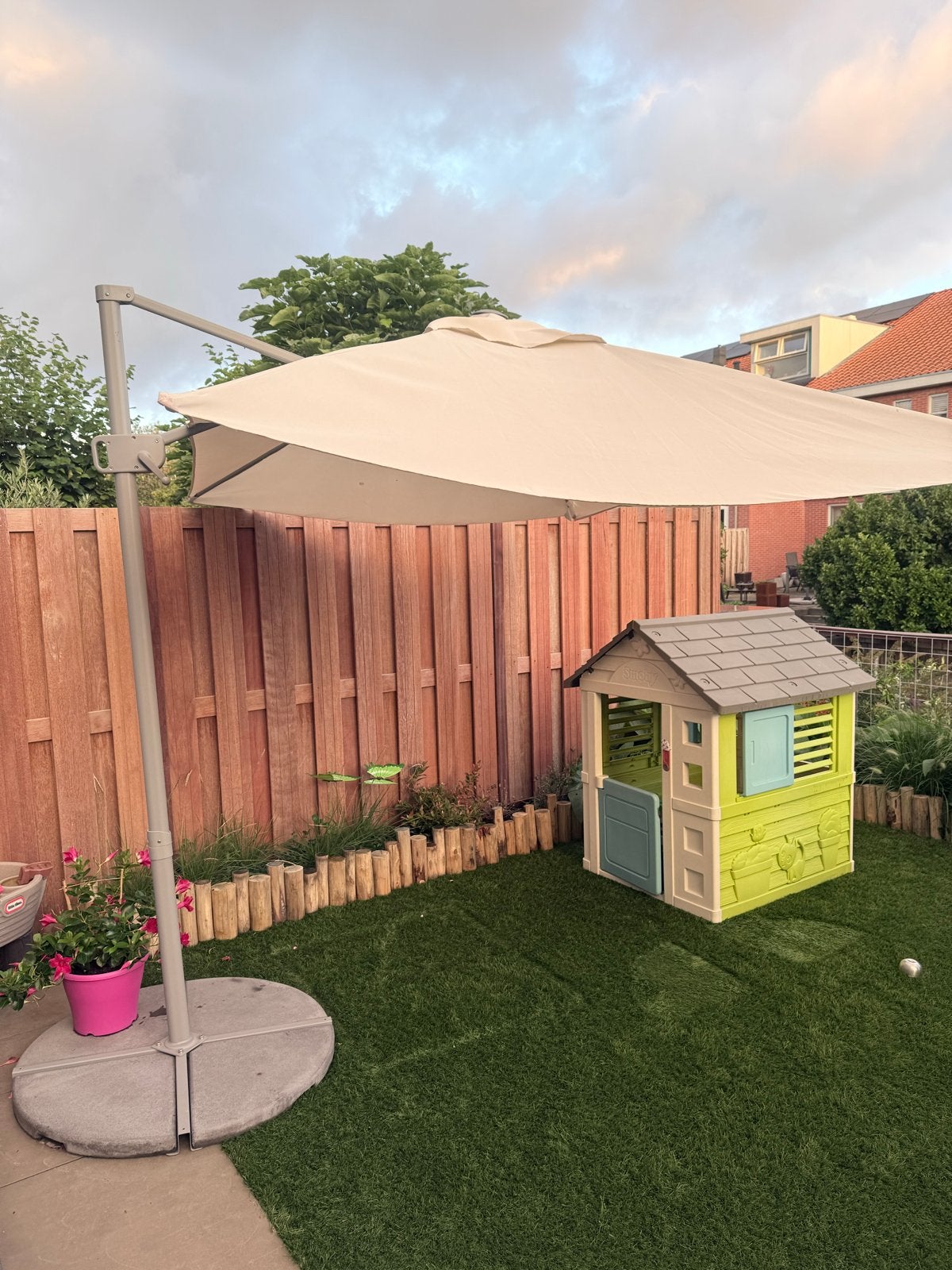 Zweefparasol - Beige - Inclusief voet, Tuin en Terras, Parasols, Ophalen, Kantelbaar, 2 tot 3 meter, Zweefparasol