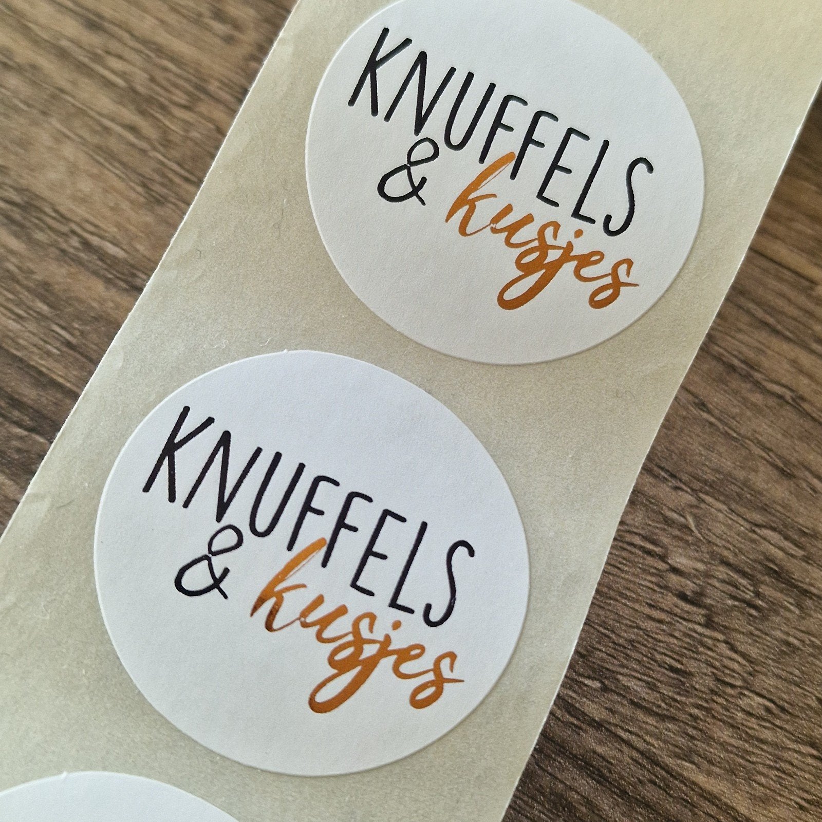 Rol 102 stickers 4cm 'Knuffels en kusjes', Ophalen of Verzenden, Nieuw