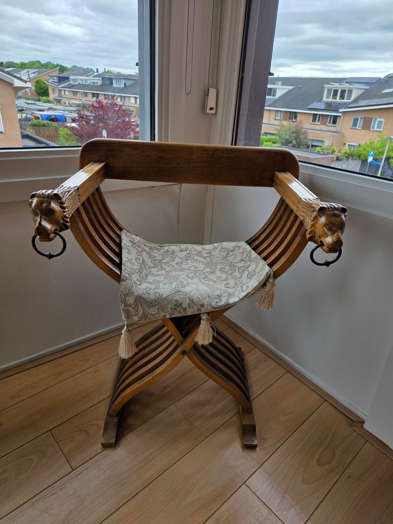 Decoratieve kruk met leeuwenkoppen, Ophalen