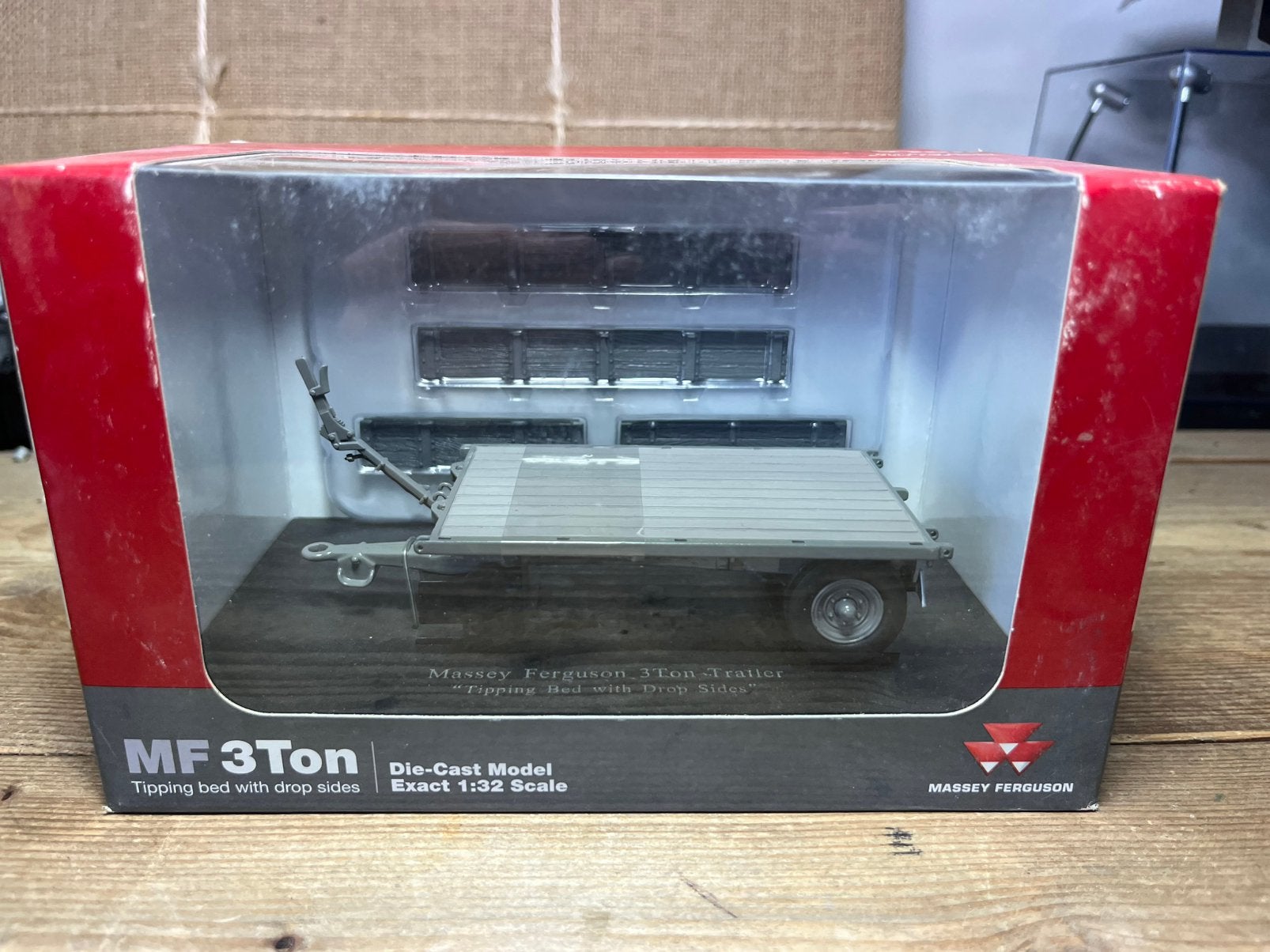 Massey Ferguson 3 ton wagen 1:32 UH, Ophalen of Verzenden, Zo goed als nieuw, Tractor of Landbouw, Universal Hobbies