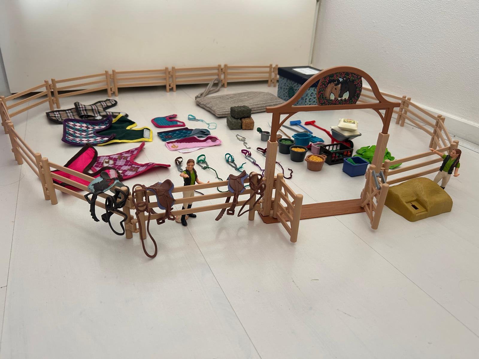 Schleich manege, 2 trailers met auto, padock+ extra spullen, Ophalen, Zo goed als nieuw