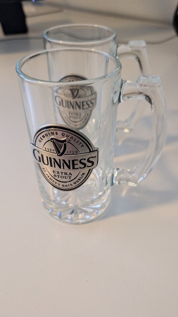 2x Guinness bierpul met metalen embleem - gekocht in Dublin, Ophalen of Verzenden, Nieuw, Pul(len), Overige merken