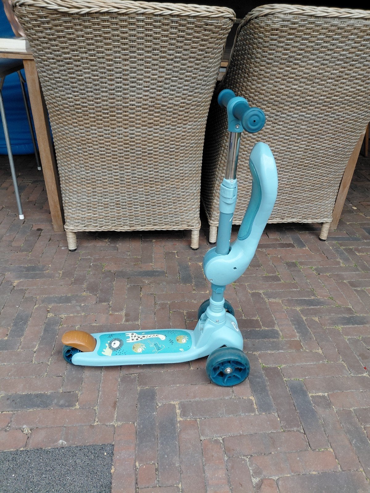 Kinderstep met zitje en lichtjes in de wieltjes, Ophalen, Zo goed als nieuw, Gewone step, Onbekend