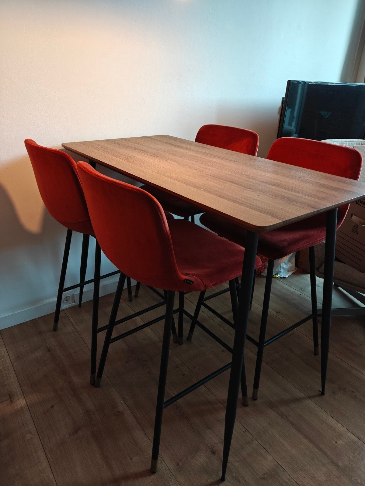 Bartafel en koperkleurige velvet krukken, Ophalen, In hoogte verstelbaar, 60 tot 90 cm, Zo goed als nieuw