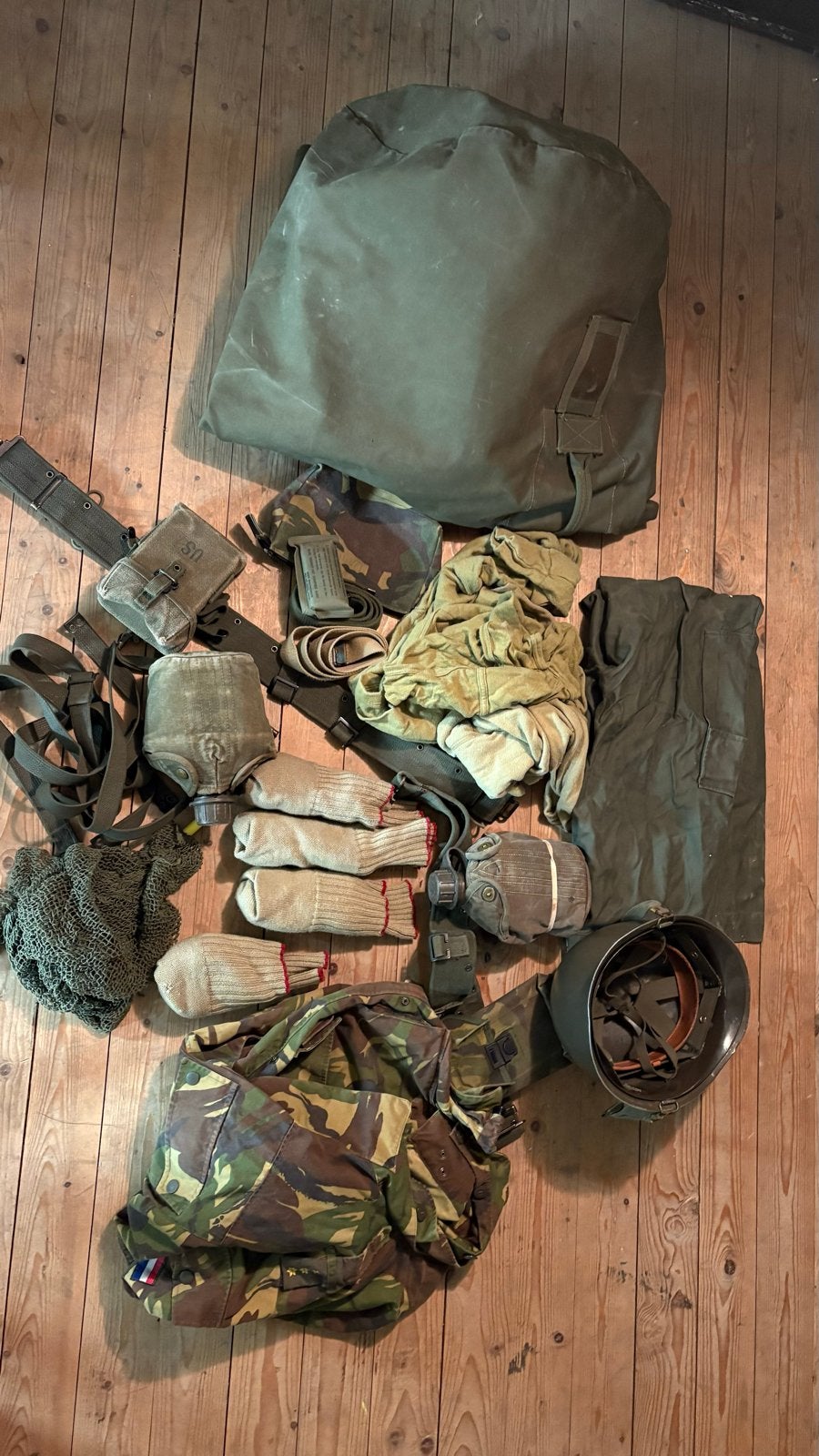 Plunjebaal met oud leger gerei: helm, jas, koppel, veldfless, Verzamelen, Ophalen of Verzenden, Landmacht, Overige gebieden, Helm of Baret