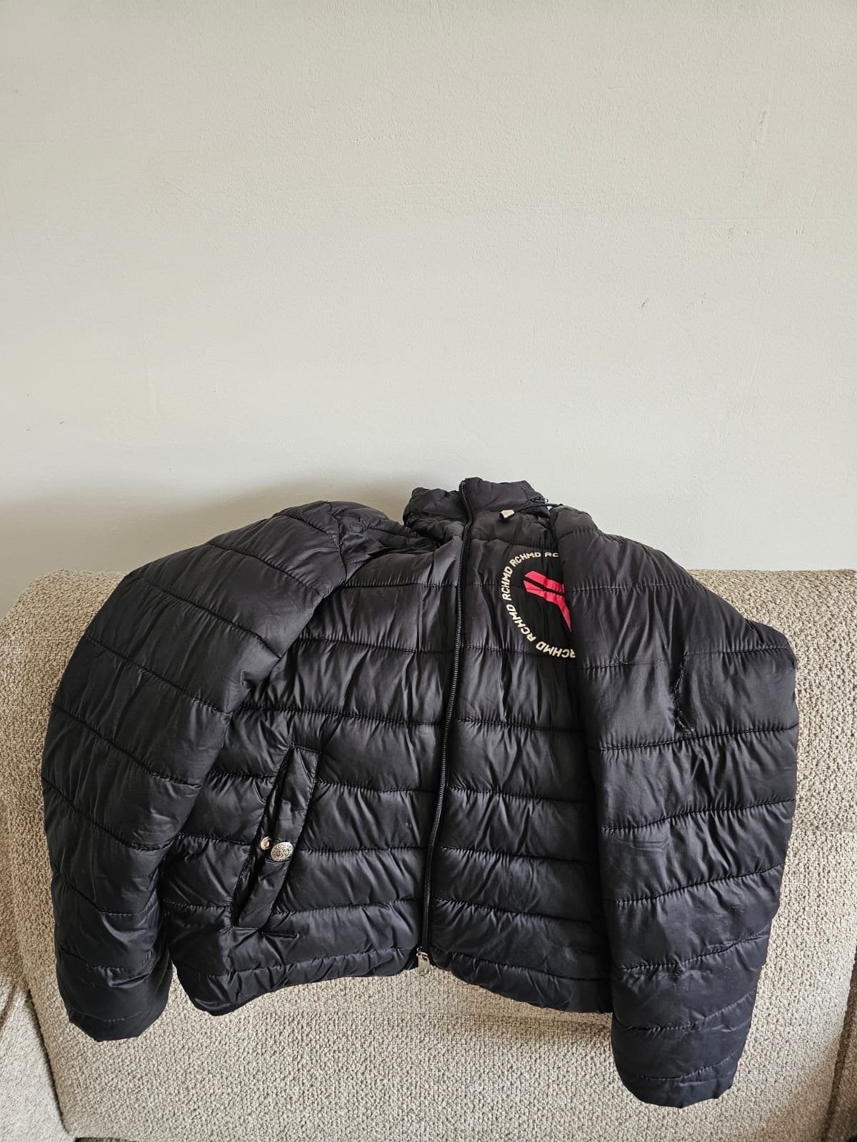 Richmond Sport Zwarte Puffer Jas met Rode Voering, Kleding | Dames, Jassen | Winter, Ophalen of Verzenden, Gedragen, Maat 38/40 (M)