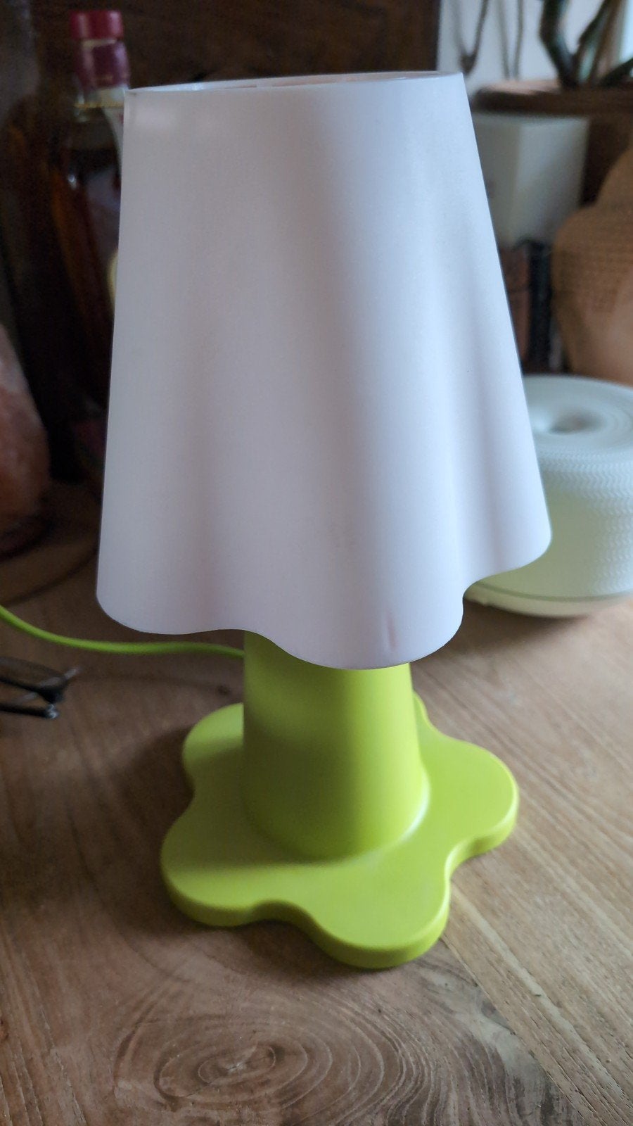IKEA Bloemlamp - Groene Tafellamp met Witte Kap, Kunststof, Gebruikt, Meerkleurig, Met schakelaar