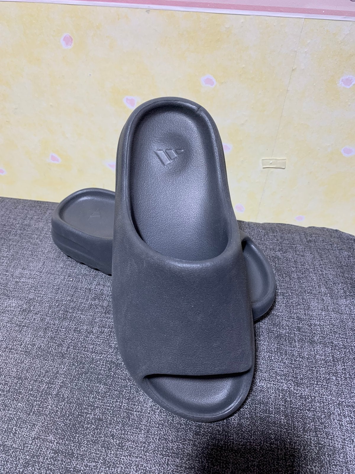 Nieuwe Yeezy slide onyx - sneakers- slippers - grijs maat 40, Slippers, Zwart, Nieuw, Ophalen of Verzenden