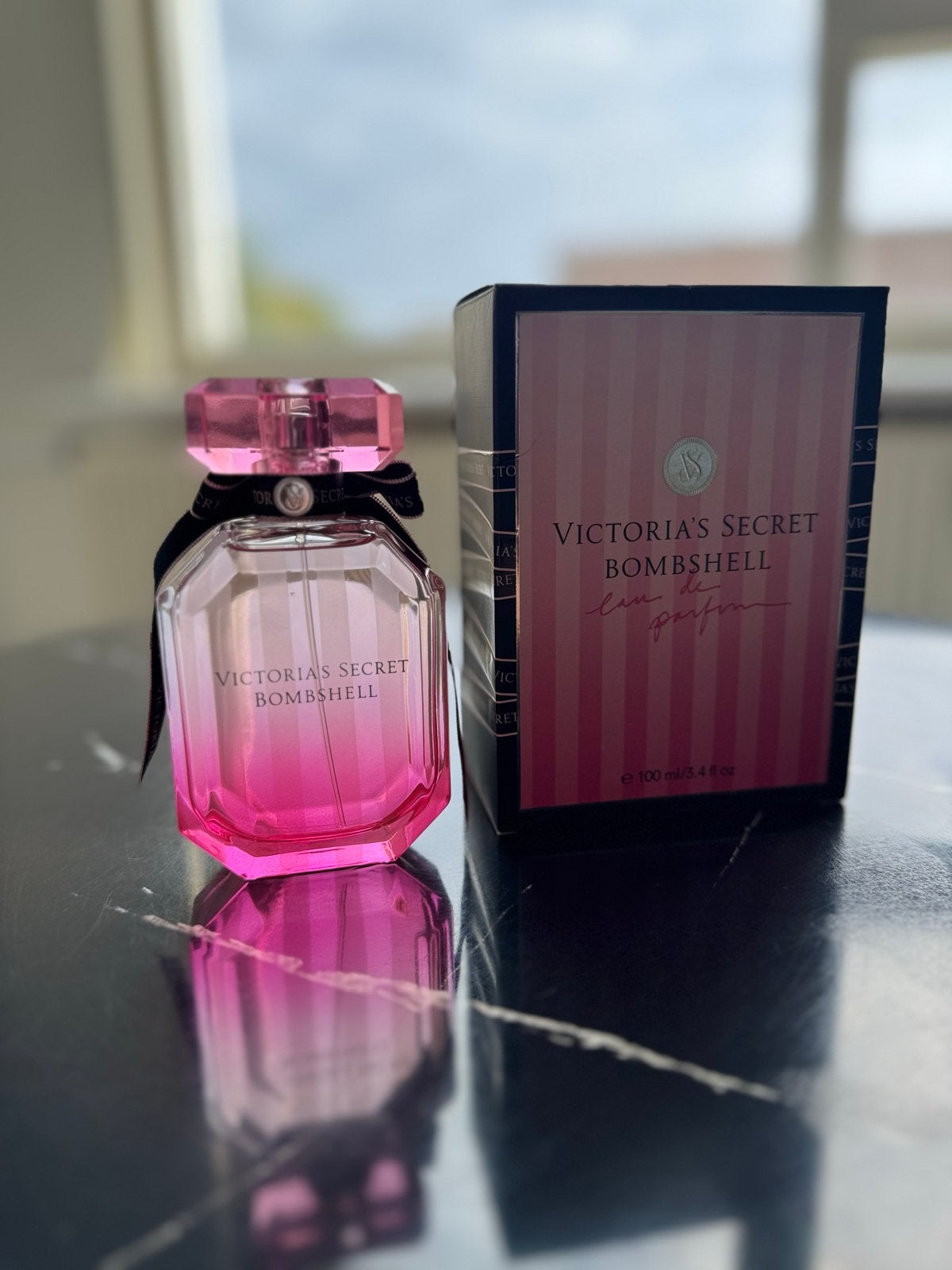 Victoria's Secret Bombshell Eau de Parfum - 100ml, Sieraden, Tassen en Uiterlijk, Uiterlijk | Parfum, Ophalen of Verzenden, Zo goed als nieuw