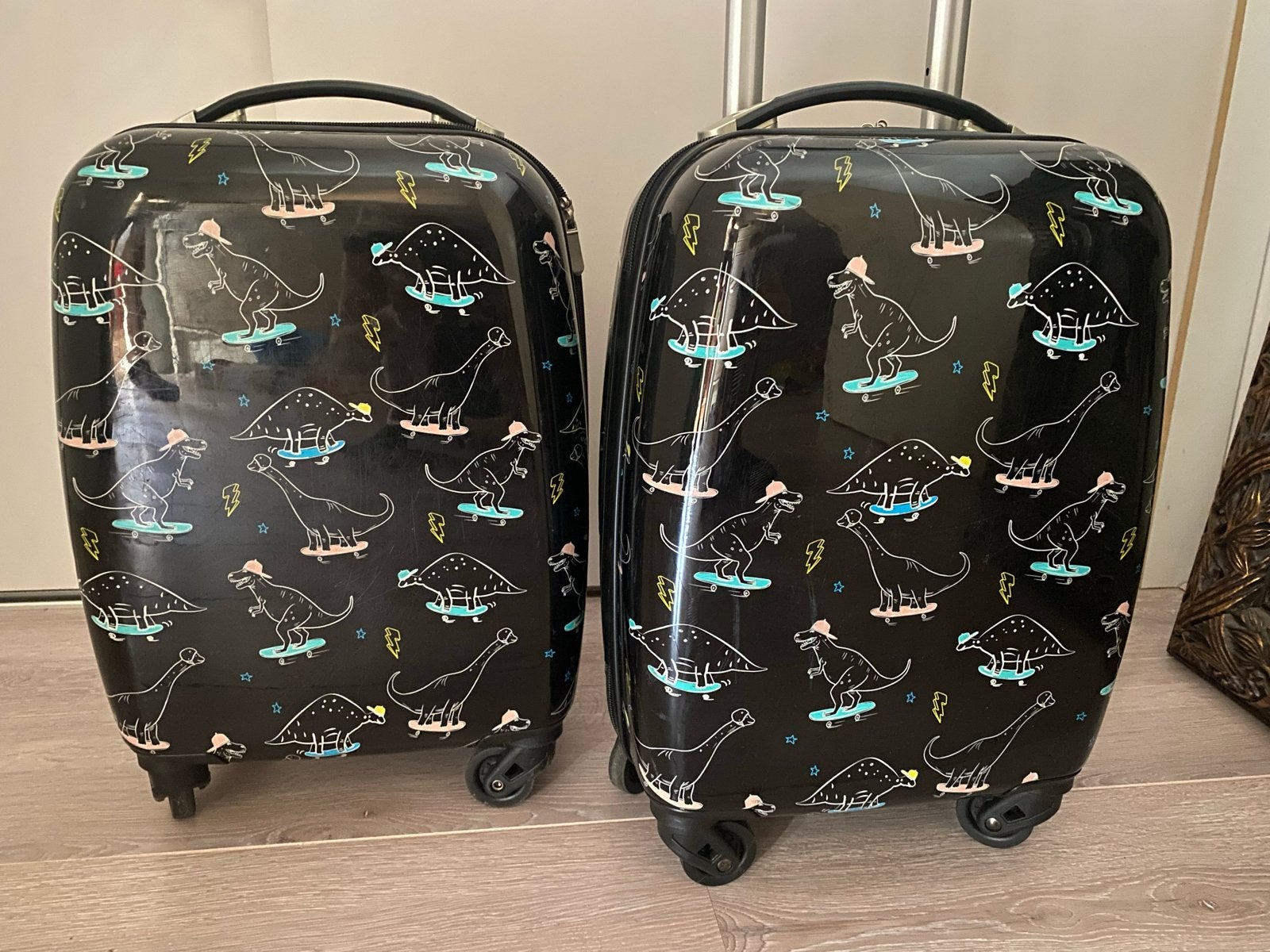 Set van 2 kinder koffers met dinosaurus print, Ophalen, Gebruikt, Hard kunststof, Minder dan 50 cm