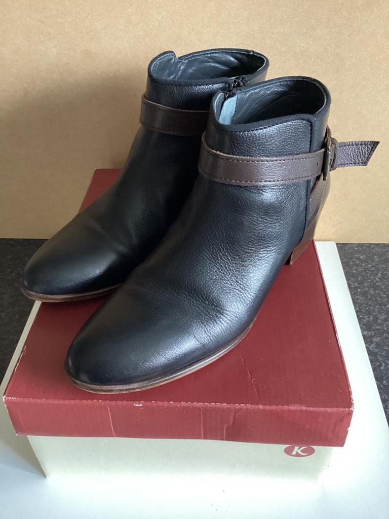 Clarks enkellaarsjes zwart maat 42 Leer, Kleding | Dames, Schoenen, Zwart, Lage of Enkellaarzen, Ophalen of Verzenden, Zo goed als nieuw
