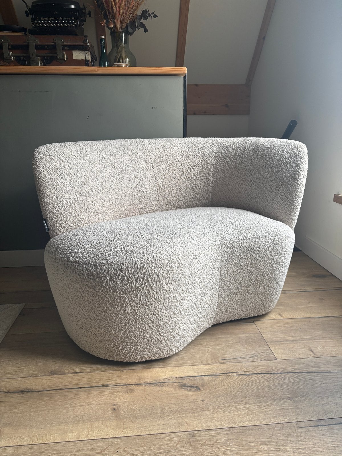 WOOOD fauteuil Stone crème bouclé stof met leuning rechts, Ophalen, 75 tot 100 cm, Zo goed als nieuw, 100 tot 125 cm