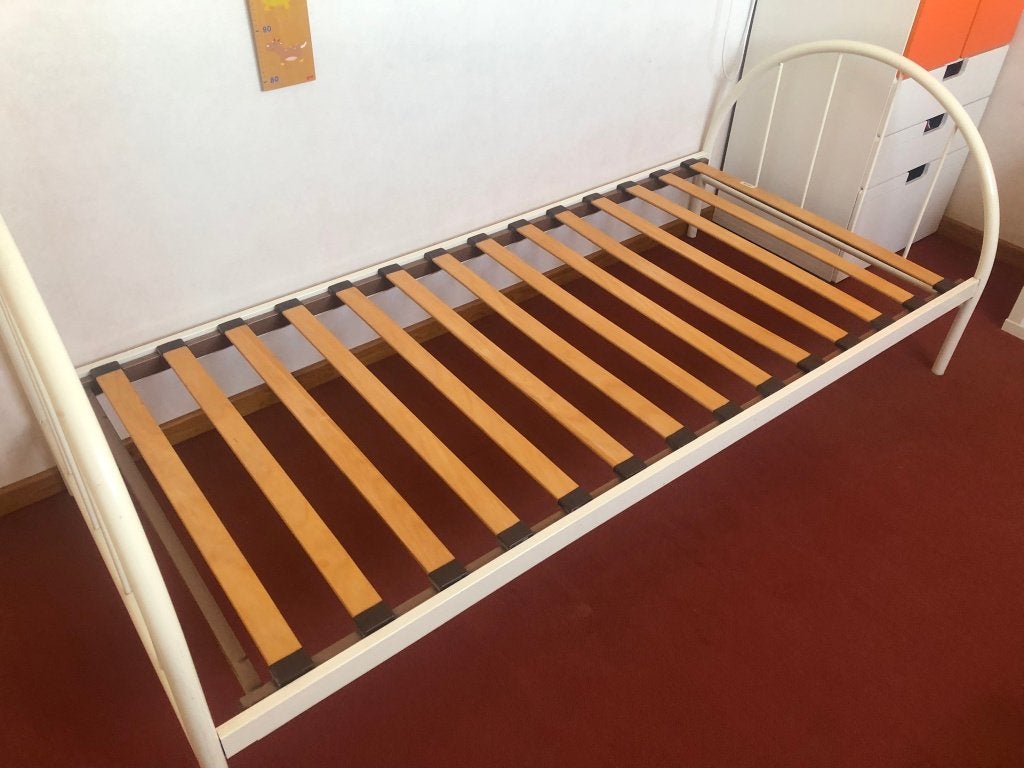 Ledikant witmetaal met lattenboden 90x200, Huis en Inrichting, Slaapkamer | Bedden, Ophalen, 90 cm, Eenpersoons, Wit
