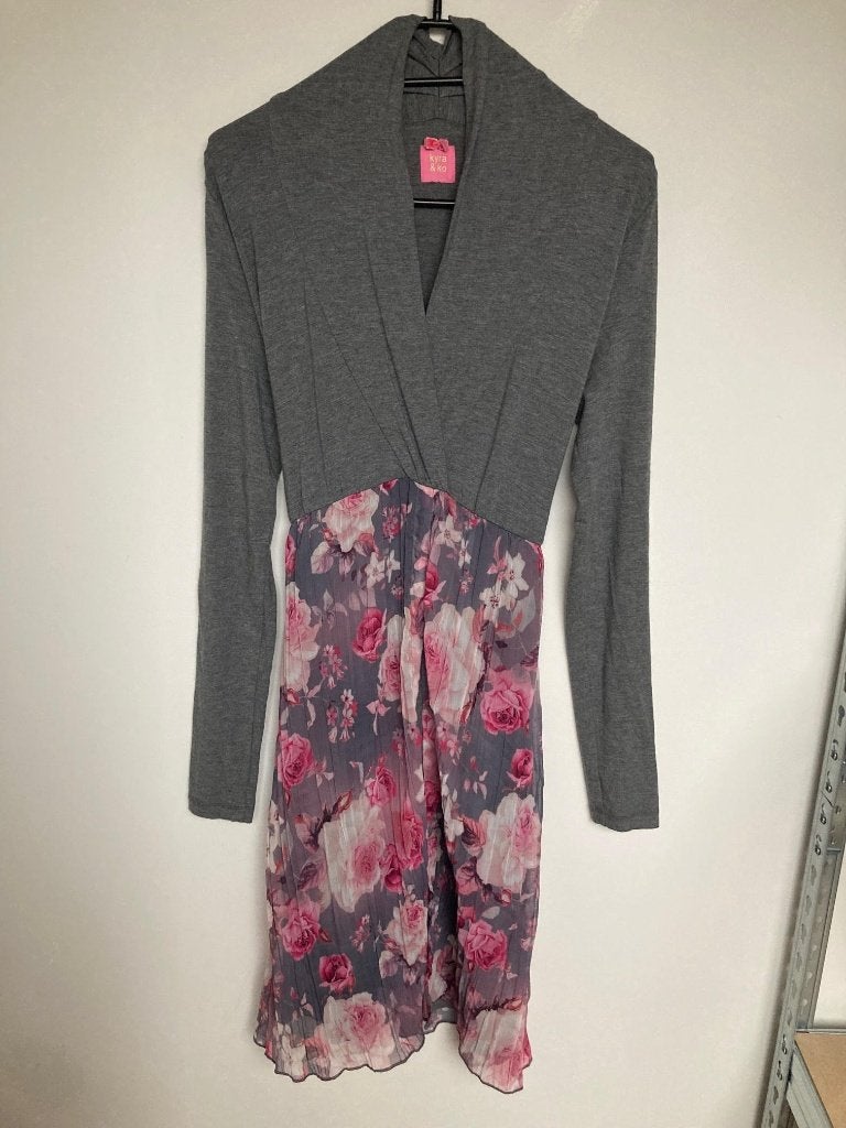 Kyra & Ko lichtgrijze met roze jurk chiffon maat S plissé, Kleding | Dames, Maat 38/40 (M), NB BV/KYRA, Sales@kyra.eu, Back-upstraat 12 1033NX Amsterdam