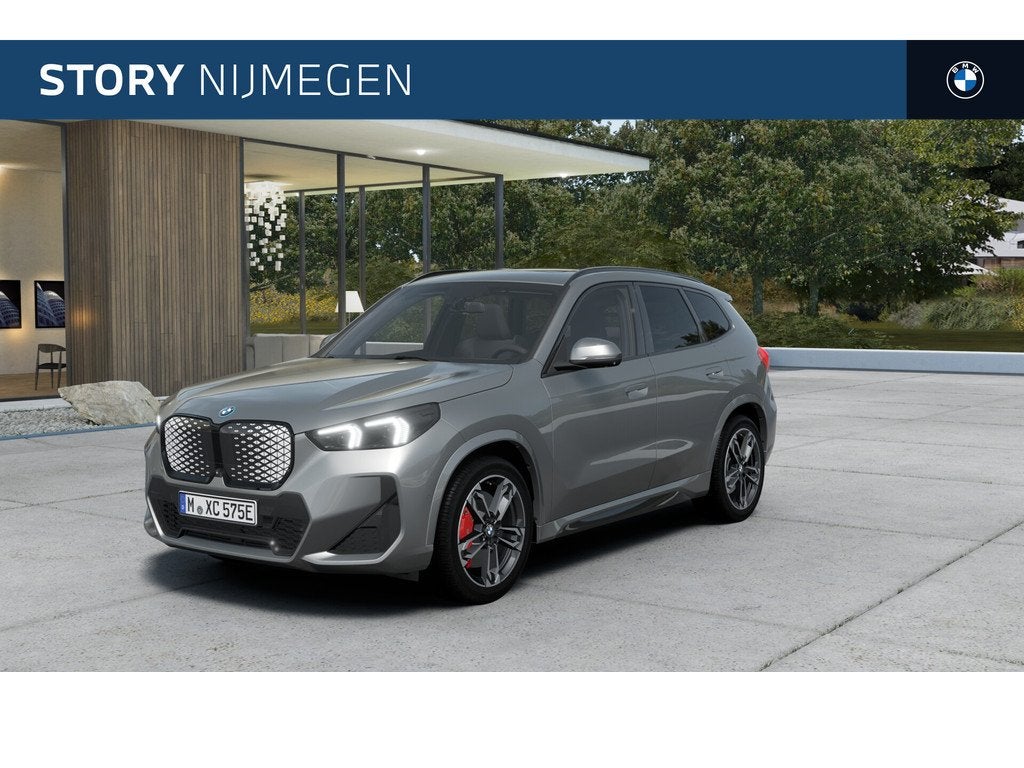 BMW iX1 eDrive20 M Sport / Panoramadak / Trekhaak / Sportsto