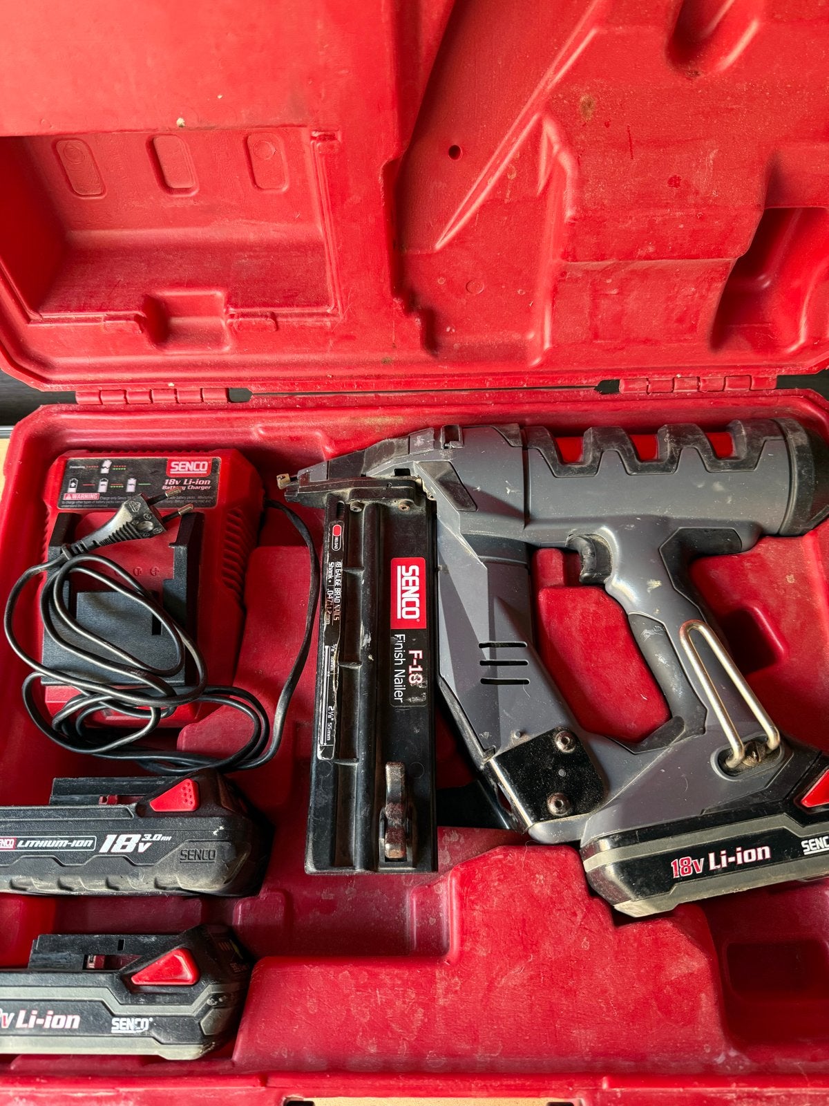 Senco F-18 Finish Nailer met 3 accu's, lader en spijkers, Ophalen of Verzenden, Gebruikt, Tacker/nietmachine