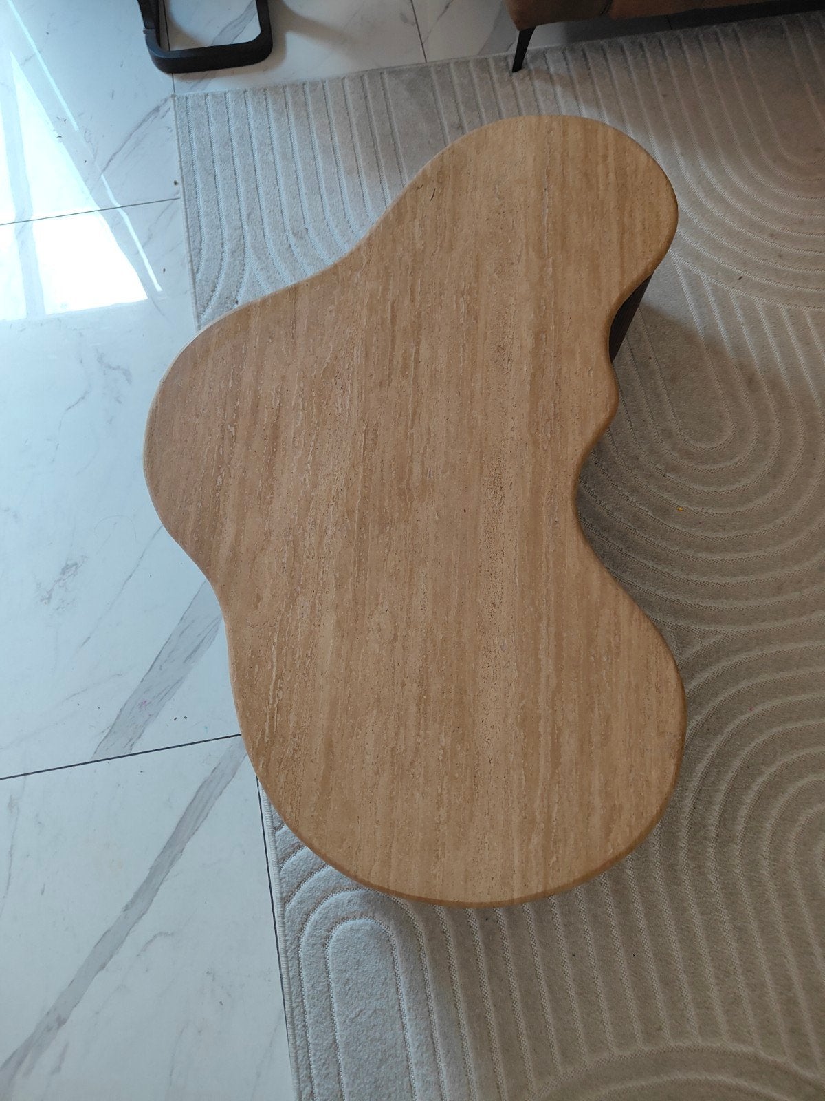 Elenora  salontafel met travertin blad en golvende basis, Ophalen