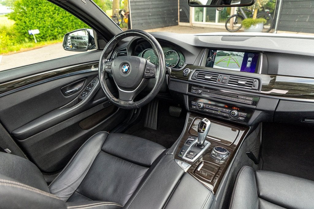 BMW 5-serie Touring 528i High Executive Panoramadak I Soft C, Auto's, Automaat, Gebruikt, 4 cilinders, 2000 kg