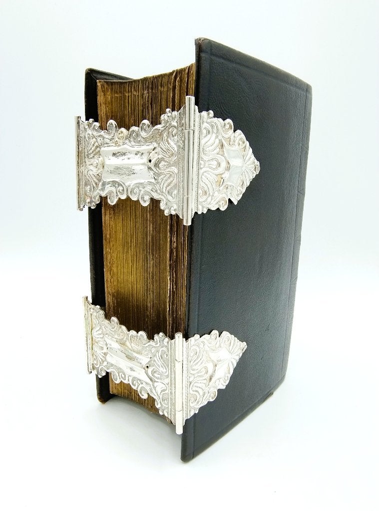 Bijbel met zilveren sloten, Gebr. J. en D. Veenstra, 1857, Antiek en Kunst, Antiek | Boeken en Bijbels, Verzenden, Bijbel