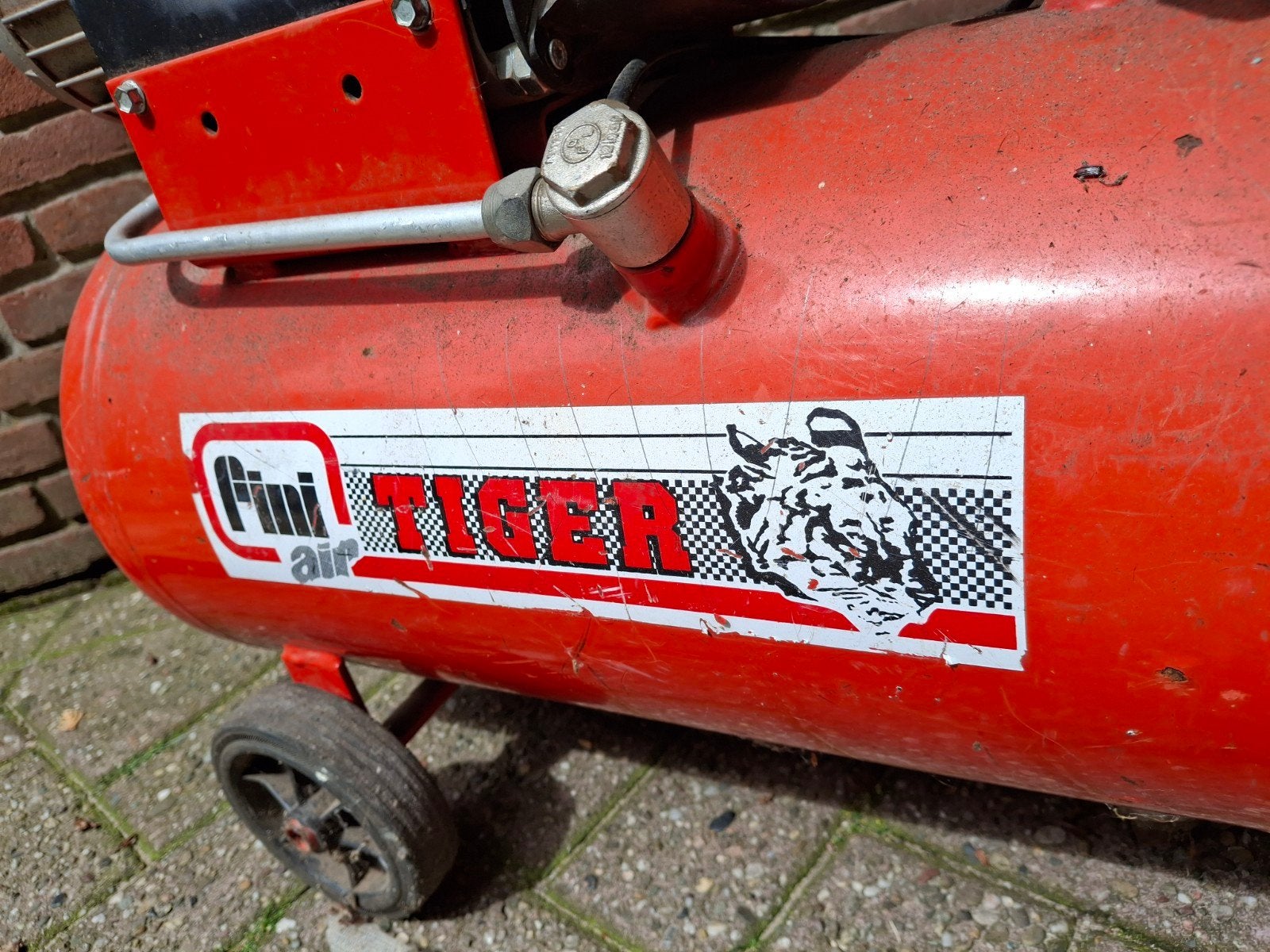 Mooie compressor werkt naar behoren mooi rood, Doe-het-zelf en Verbouw, Overige Doe-het-zelf en Verbouw, Ophalen, Gebruikt