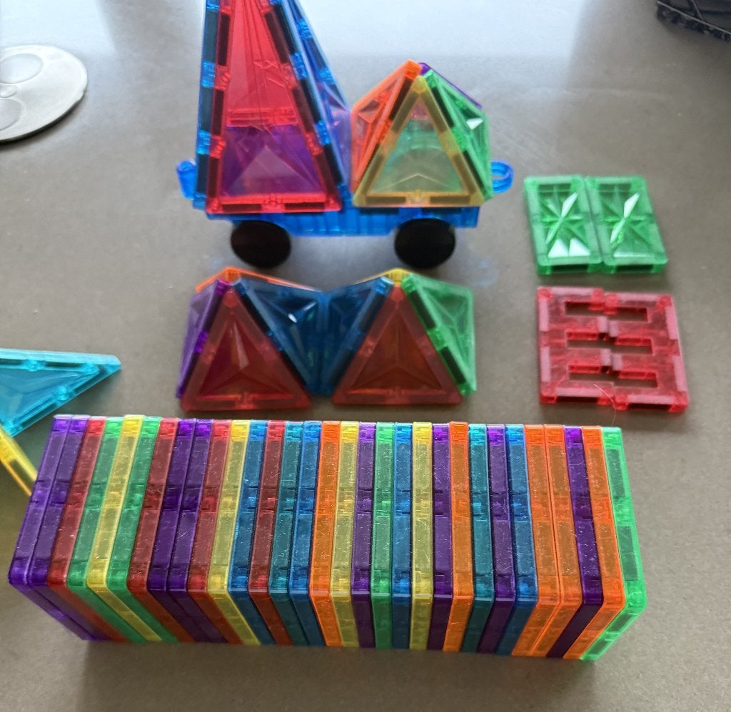 Set van 55 magnetische bouwblokken plus een aanhanger., Ophalen of Verzenden, Zo goed als nieuw