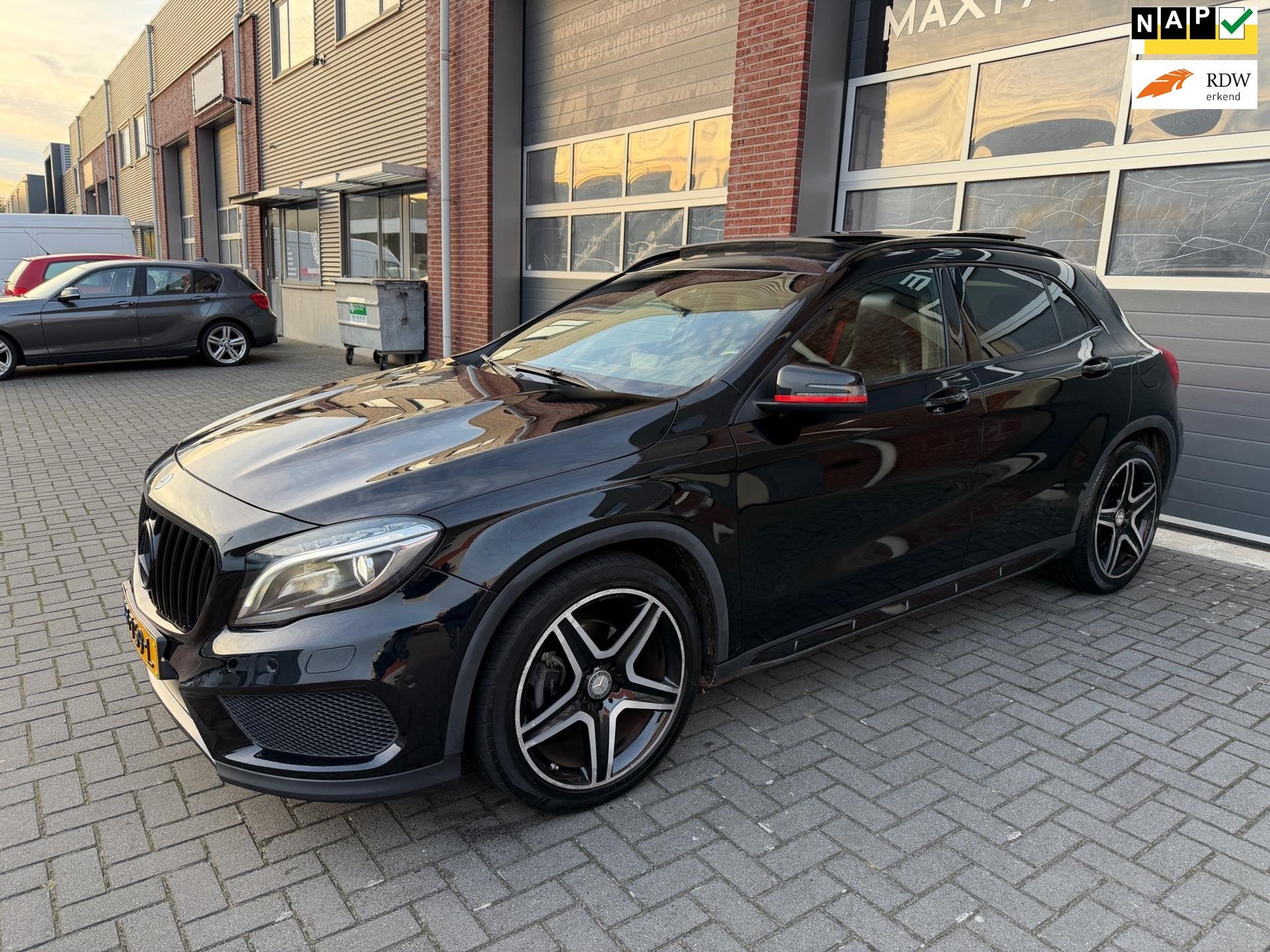 Mercedes-Benz GLA-klasse 200 AMG AUT LED Pano Memory Navi, Auto's, Mercedes-Benz, Bi-Xenon koplampen, Gebruikt, 715 kg, Alcantara