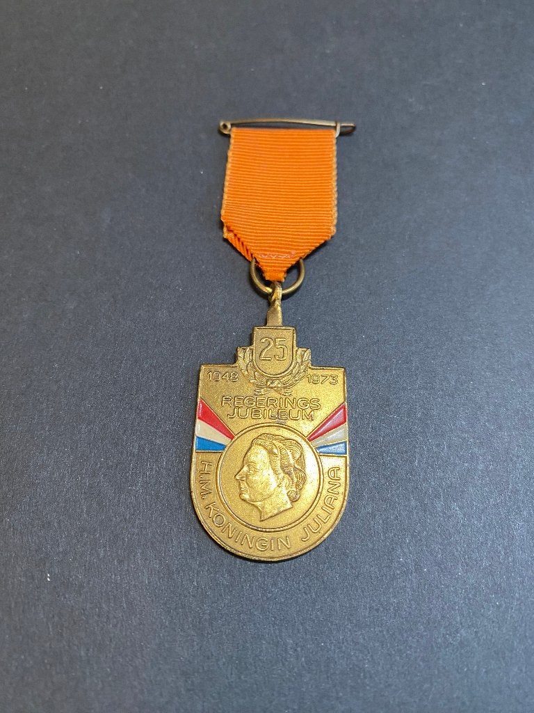 Medaille 25-jarig Regeringsjubileum Juliana (1973), Verzamelen, Koninklijk Huis en Royalty, Ophalen of Verzenden, Zo goed als nieuw