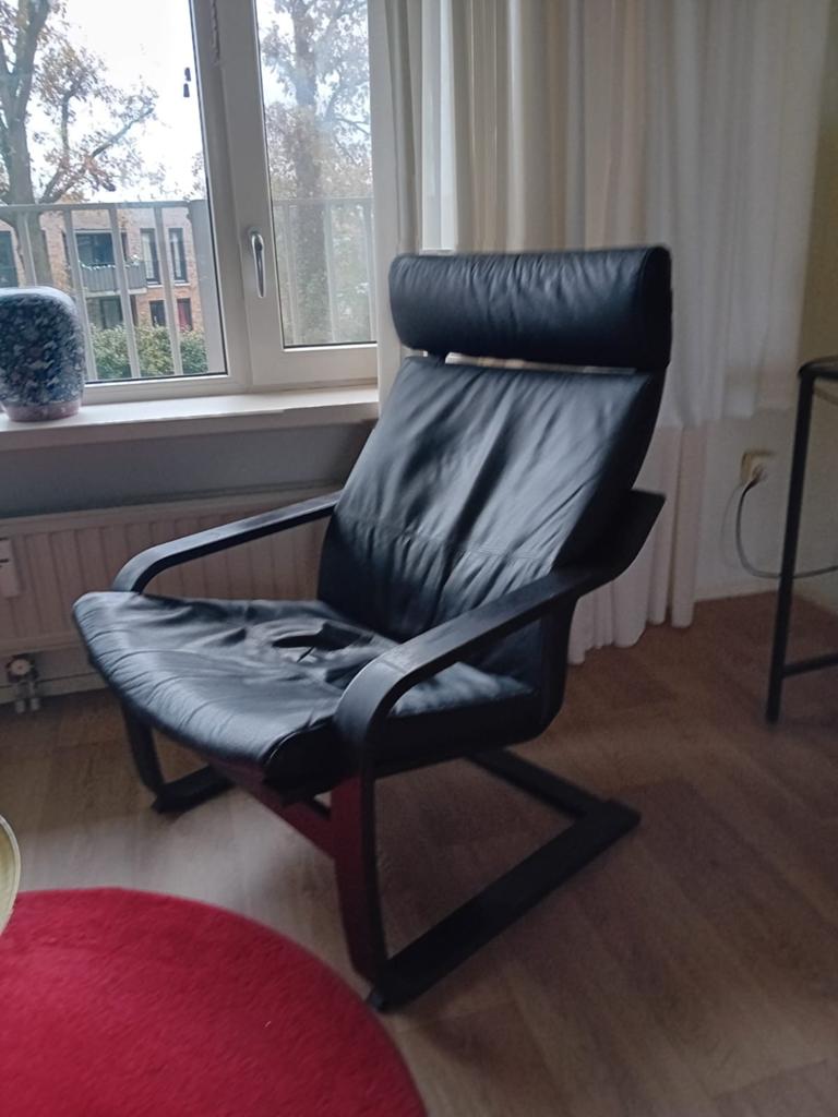 Ikea POANG zwart leren fauteuil met hoofdsteun, Ophalen, Zo goed als nieuw, 50 tot 75 cm, Leer
