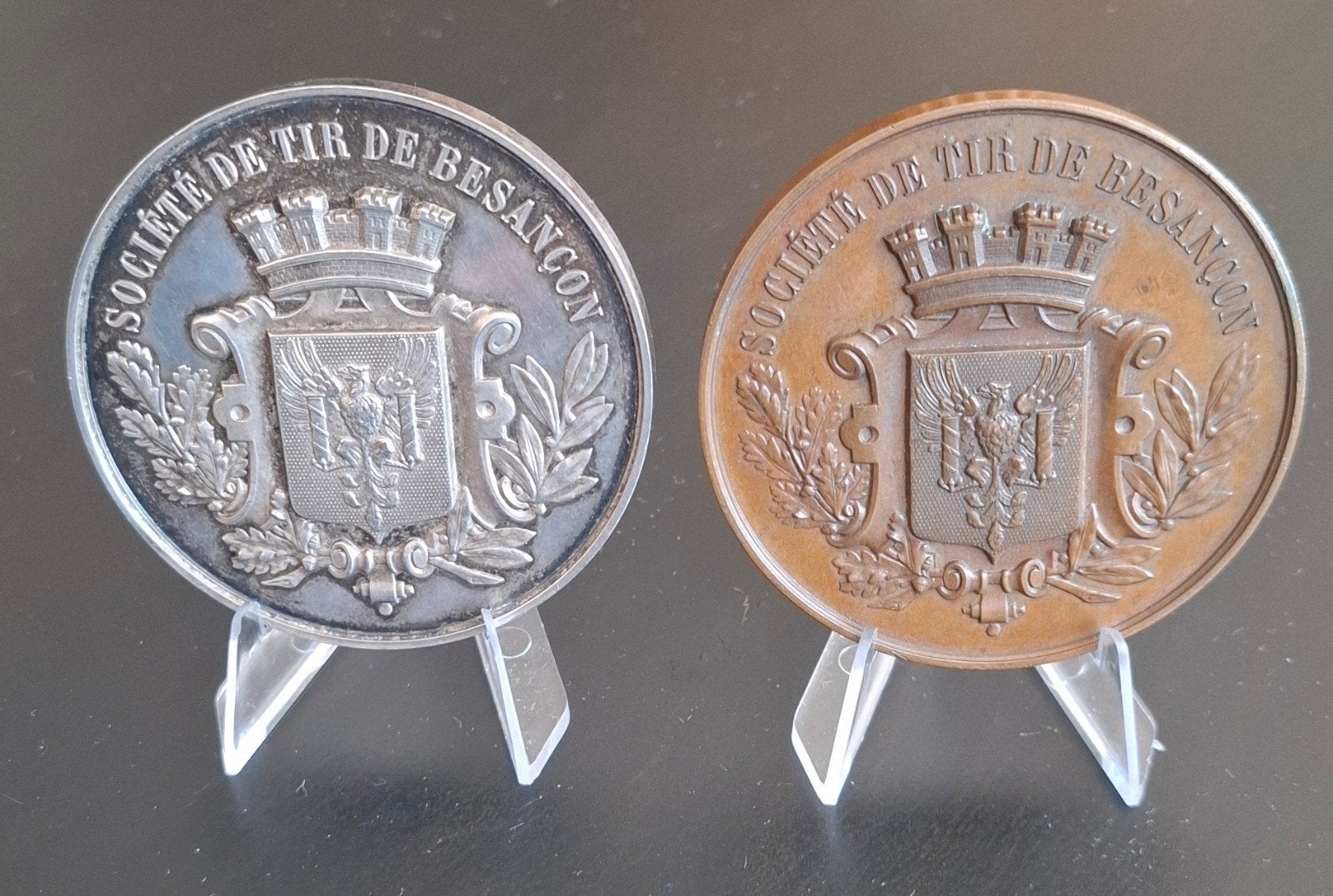 Twee schietwedstrijdmedailles Societe de Tir de Besançon, Ophalen of Verzenden, Zilver, Buitenland