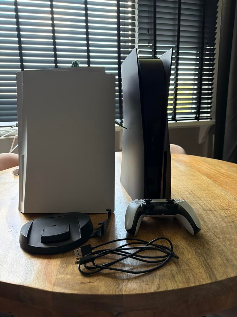 PS5 Disc Editie  + Zwarte/Witte Kappen + Controller, Spelcomputers en Games, Games | Sony PlayStation 5, Ophalen, Zo goed als nieuw