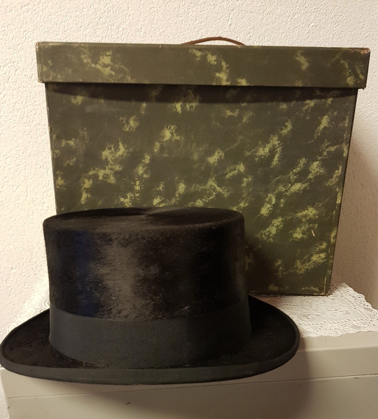 Oude vintage hoedendoos met cilinderhoed., Ophalen of Verzenden