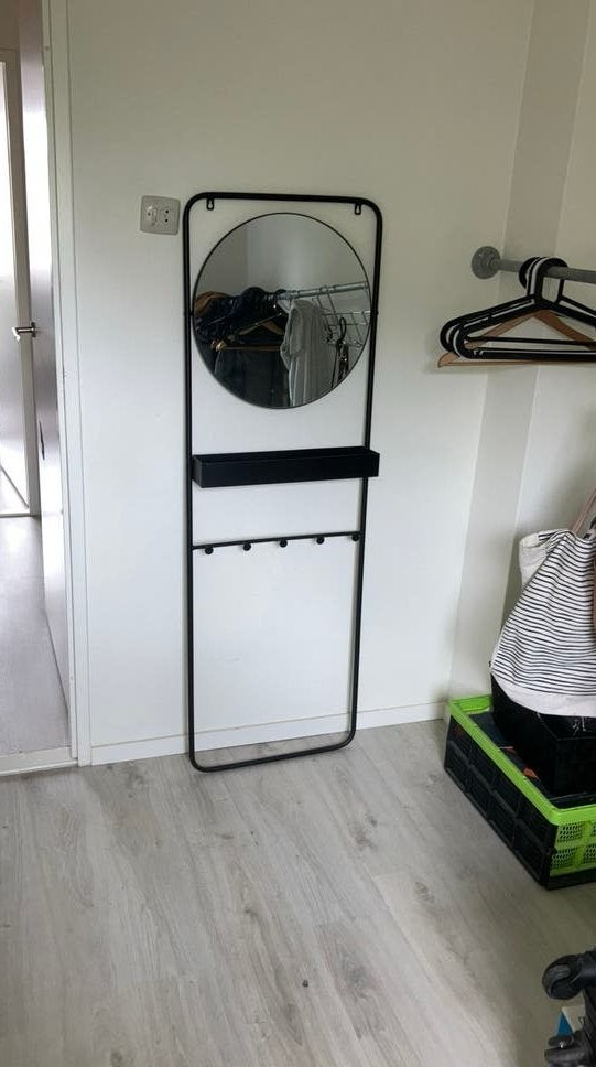 Zwart wandrek met spiegel en kledinghaken, Ophalen, Gebruikt, 100 tot 150 cm, Ovaal