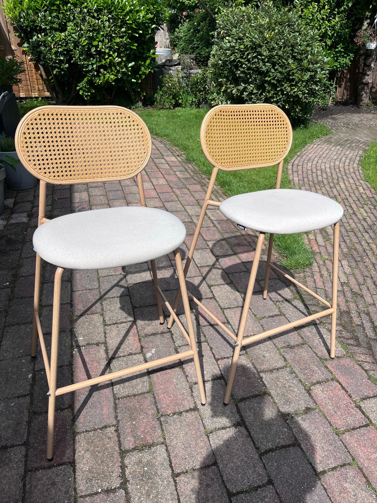 2 beige barkrukken met rotan rugleuning (Beliani), Huis en Inrichting, Ophalen, Metaal, Met voetsteun, 60 tot 90 cm