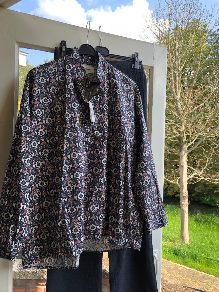 NIEUW Xirena prachtige blouse / top Tesse Gray Bird mt S (M), Kleding | Dames, Blouses en Tunieken, Nieuw, Maat 36 (S), Meerkleurig