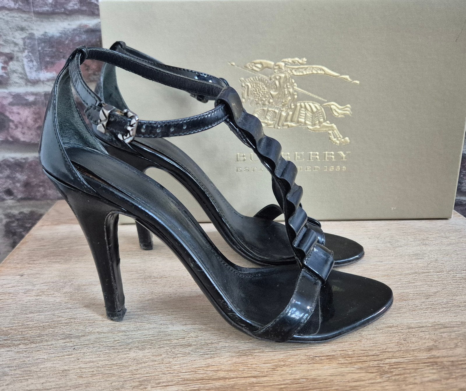 Burberry  Black Patent Leather Ruffle Stiletto Sandals mt 36, Zwart, Burberry, Gedragen, Sandalen of Muiltjes