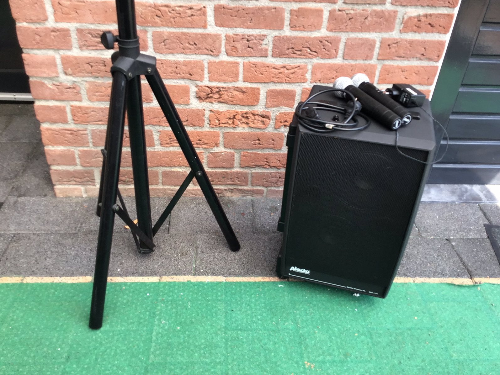 Alecto MPA-100 Mobiele PA-set met microfoons en statief, Muziek en Instrumenten, Ophalen, Gebruikt, Zangmicrofoon