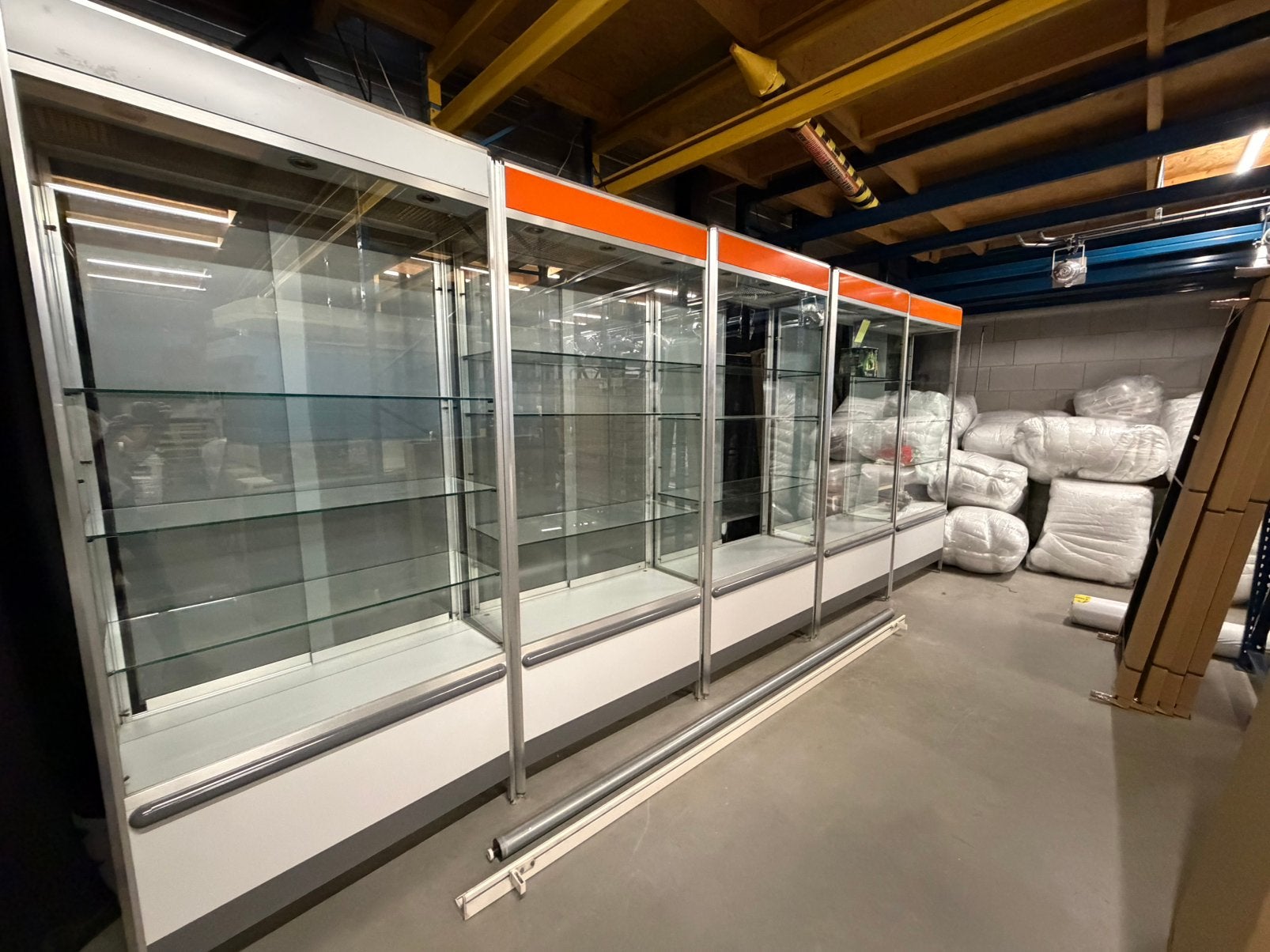 Diverse vitrines, Ophalen, Met deur(en), 200 cm of meer, 50 tot 100 cm