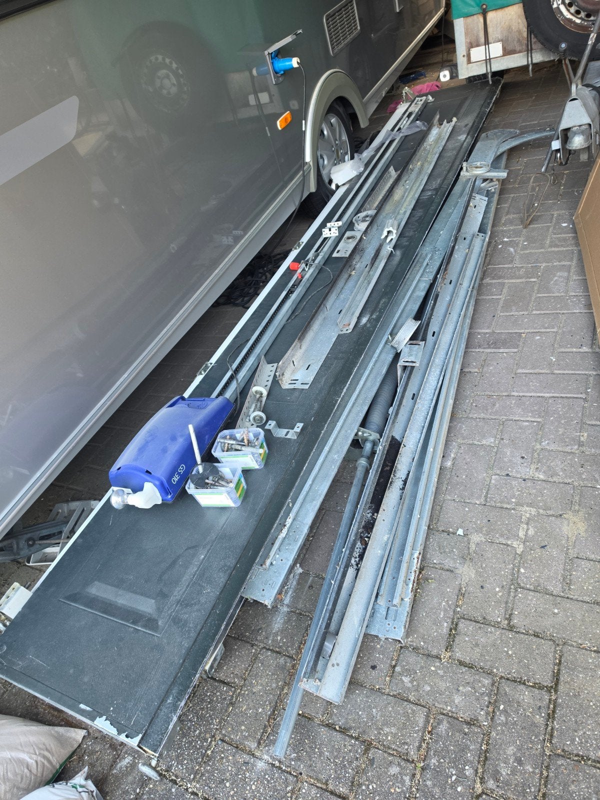 Garagedeur met motor en rails - Gebruikt, Doe-het-zelf en Verbouw, Deuren en Horren, Gebruikt, Garagedeur, 200 tot 215 cm, 120 cm of meer