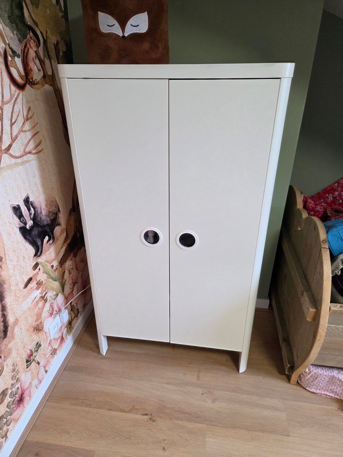 Witte kledingkast Busunge IKEA voor kinderkamer, Huis en Inrichting, Ophalen, Met deur(en), 50 tot 100 cm, Zo goed als nieuw