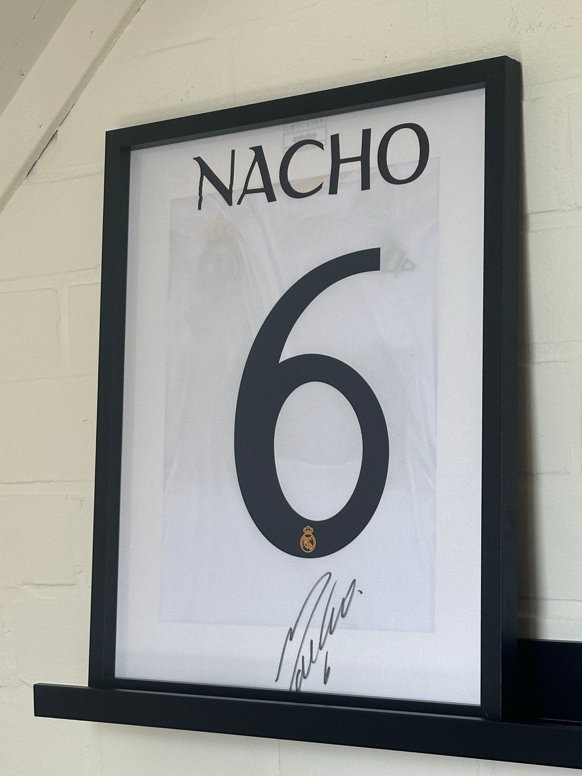 Ingelijst shirt Nacho 6 Real Madrid gesigneerd, Ophalen of Verzenden, Zo goed als nieuw, 50 tot 75 cm, Overige typen