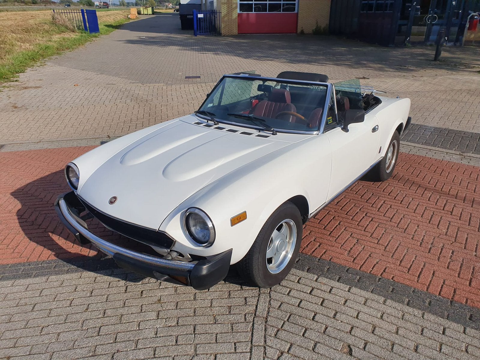 Fiat 124 2.0 Spider I 1981 Wit, 1995 cc, 4 cilinders, Cabriolet, Wit