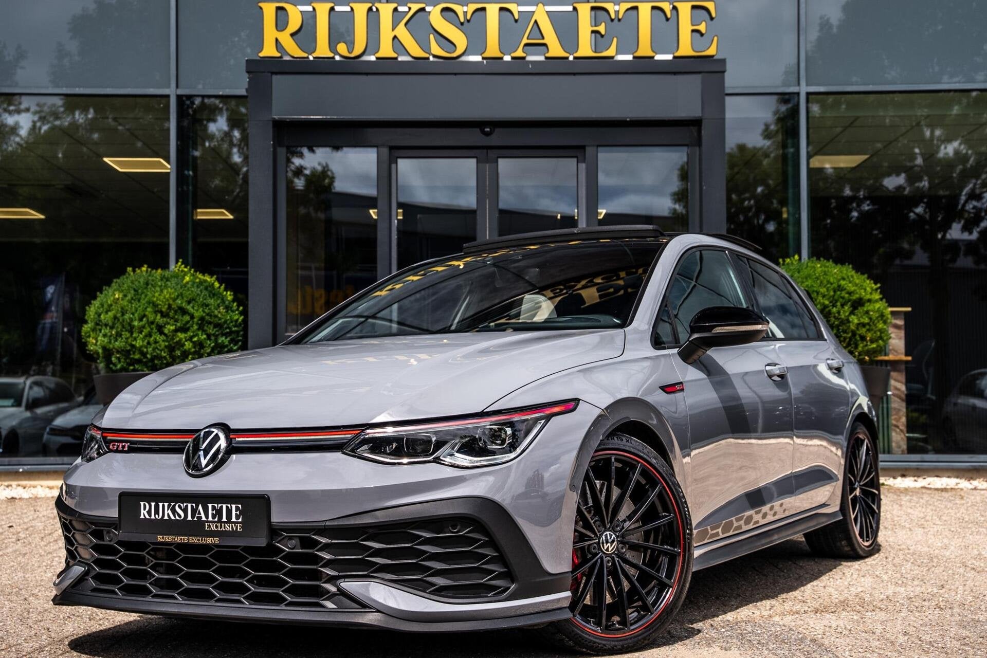 Volkswagen Golf 2.0 TSI GTI|45 JAHRE|PANO|AKRA|H&K|NÜRBURG, Dealer onderhouden, Gebruikt, 4 cilinders, Bedrijf