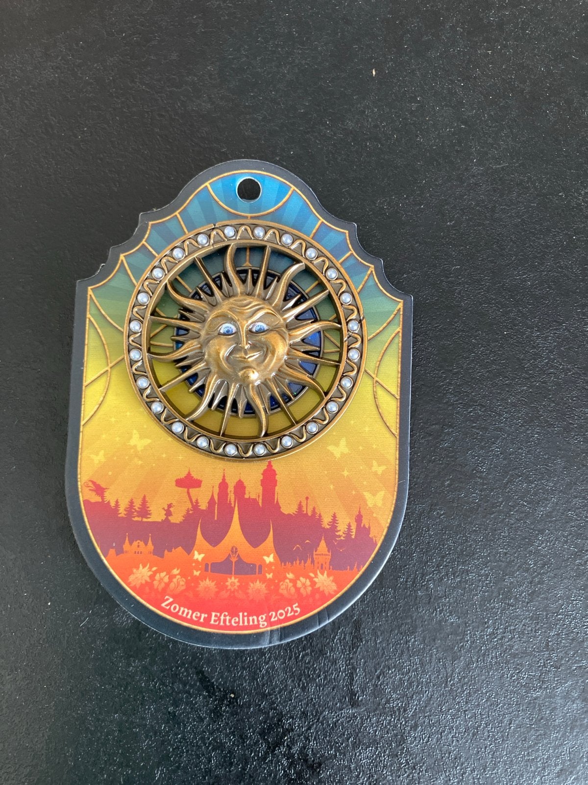 Efteling Zomer 2025 Pin Zon, Ophalen of Verzenden, Nieuw, Button of Speldje