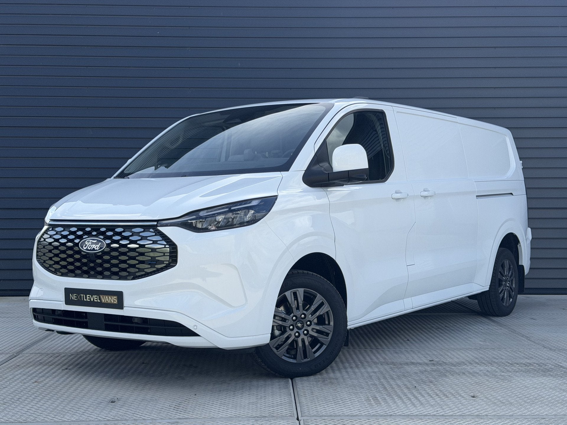 Ford E-Transit Custom 340 L2H1 Limited 71 kWh | 360 Camera |, Auto's, Automaat, Achterwielaandrijving, Gebruikt, Zwart