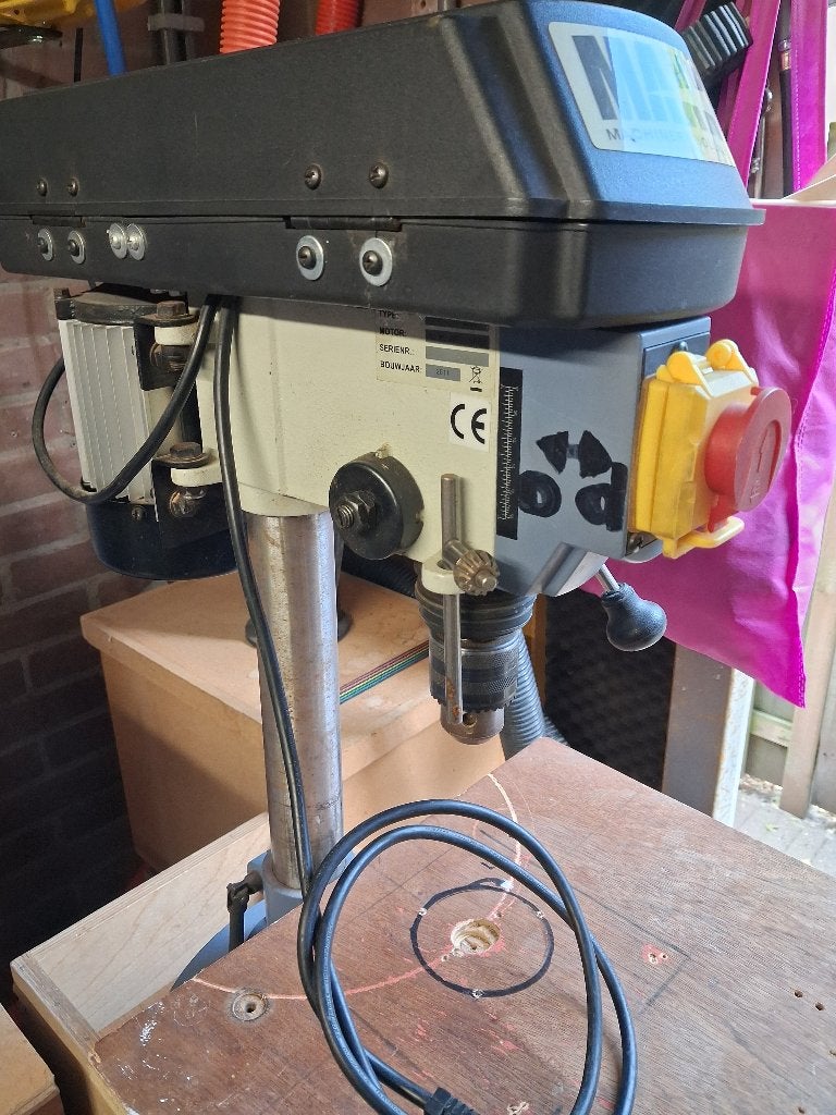 KOLOMBOORMACHINE MET ONDERKASTJE EN LADES, Ophalen, Gebruikt, Variabele snelheid, Kolomboormachine