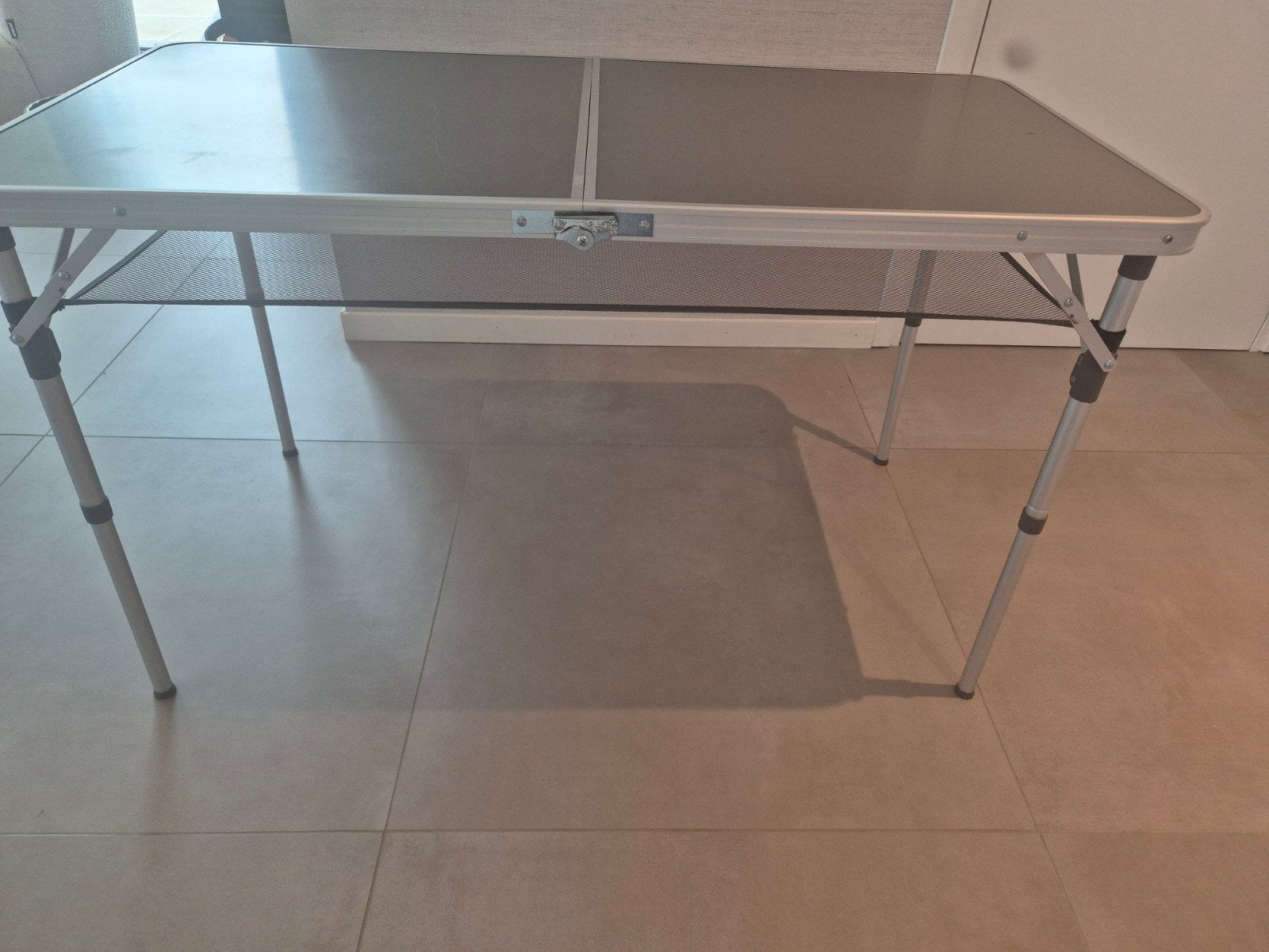 Inklapbare Campingtafel met Opbergnet - Grijs, Verstelbaar, Caravans en Kamperen, Ophalen, Gebruikt, Campingtafel