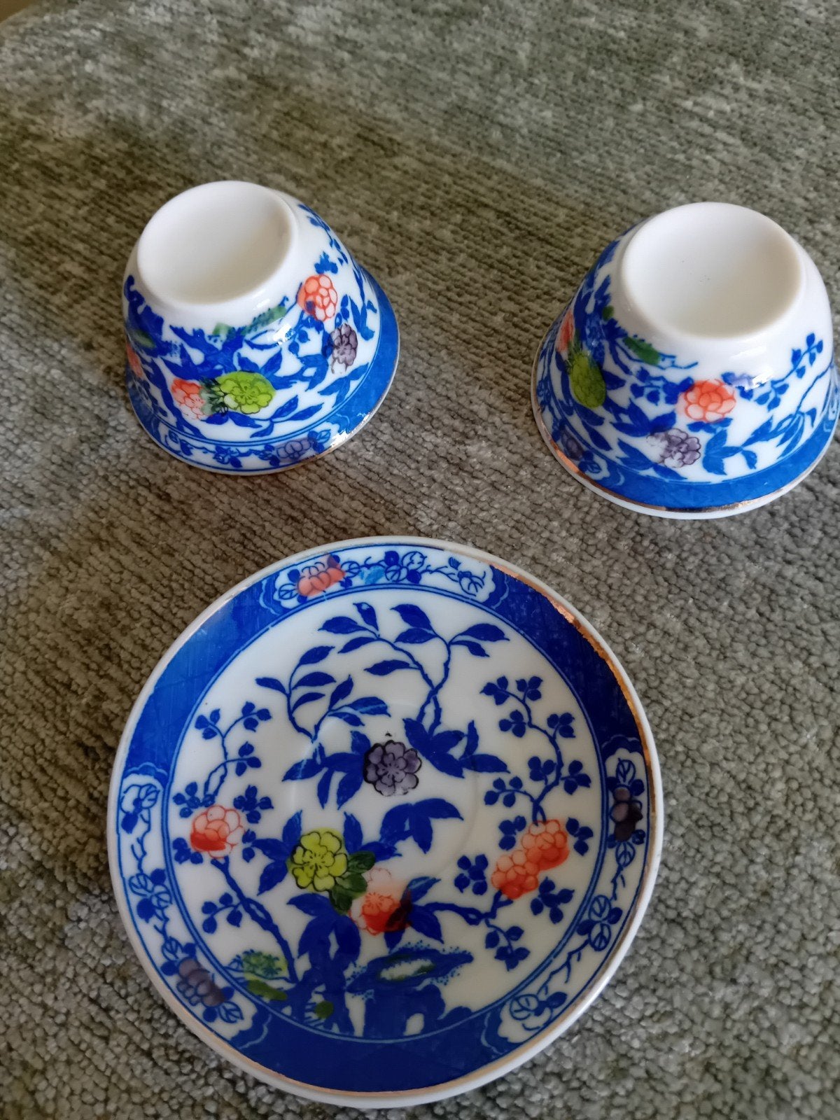 Vintage Chinees theeservies: schoteltje en twee kommetjes, Ophalen