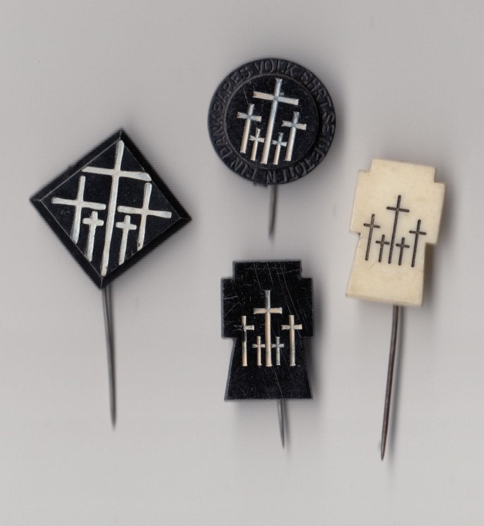Duitsland Dodenherdenking speldjes, Verzamelen, Militaria | Algemeen, Landmacht, Embleem of Badge, Nederland, Ophalen of Verzenden