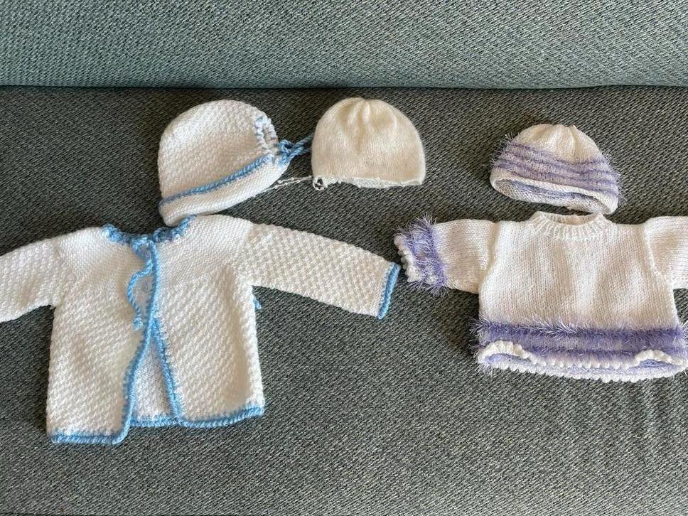 2 Gebreide poppenkleding setjes met 5 extra mutsjes, Ophalen of Verzenden, Gebruikt, Overige typen
